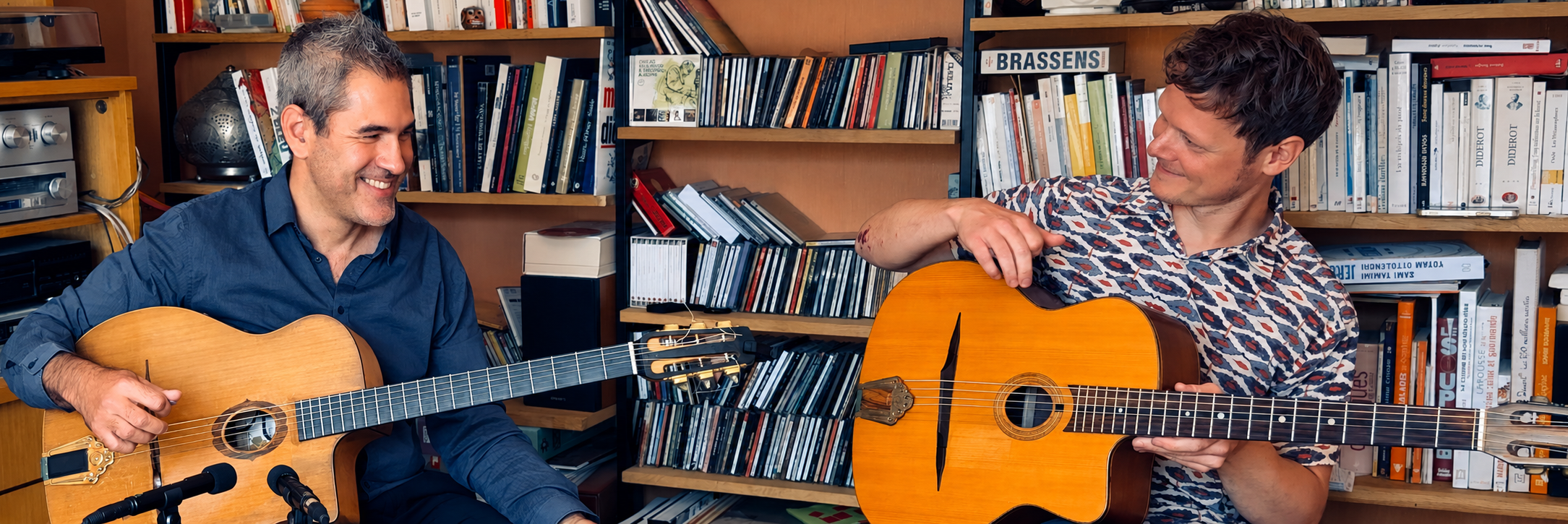 Kevin Goubern et Jean Guyomarc’h, leurs guitares à la main devant une bibliothèque